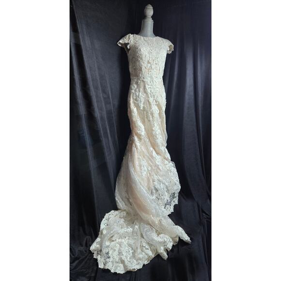 Exquisite Lace Bridal Gown in Cream - Picture 1 of 10